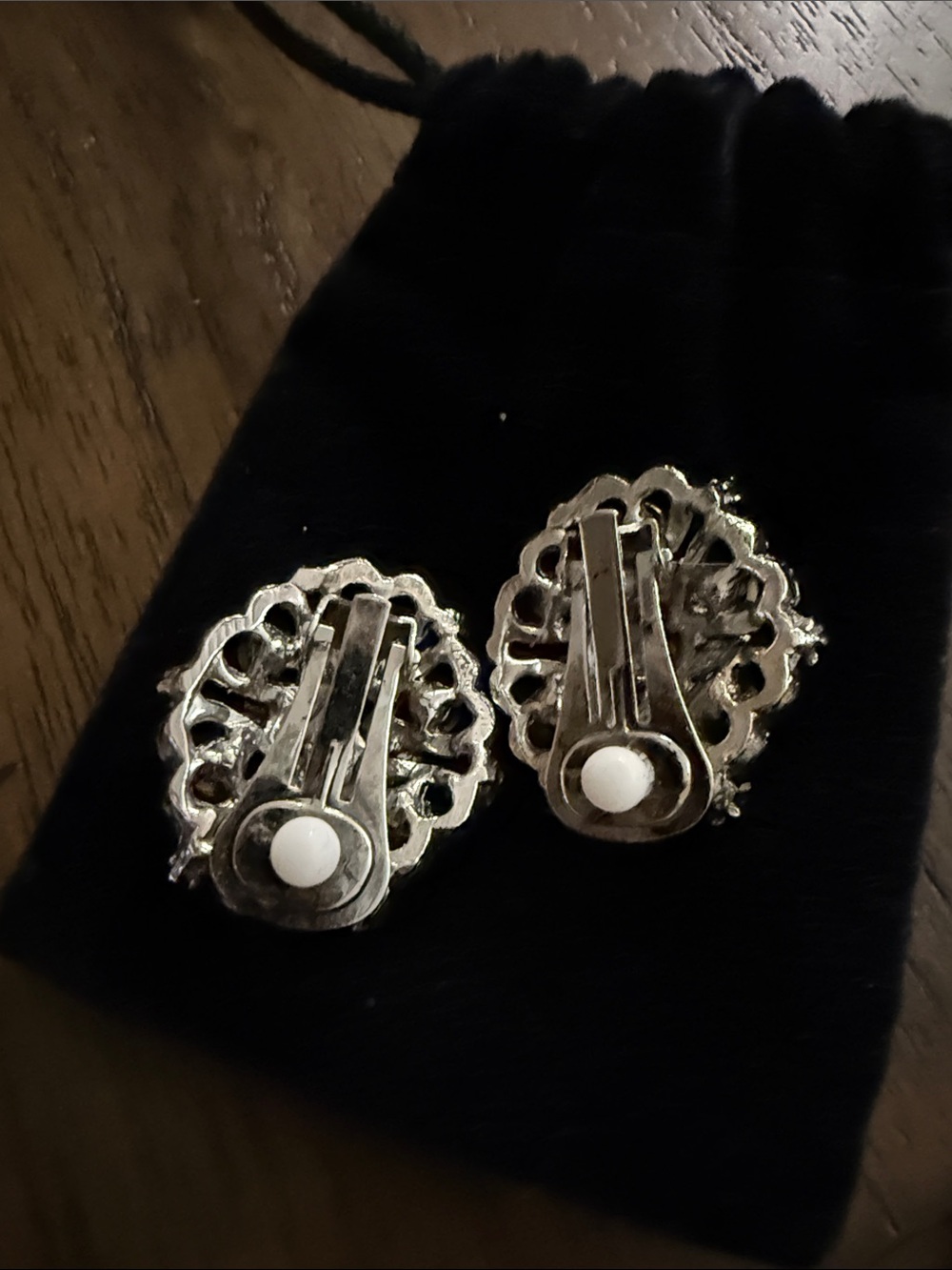 Vintage-Inspired Red Crystal Floral Clip-On Earrings - Picture 4 of 4
